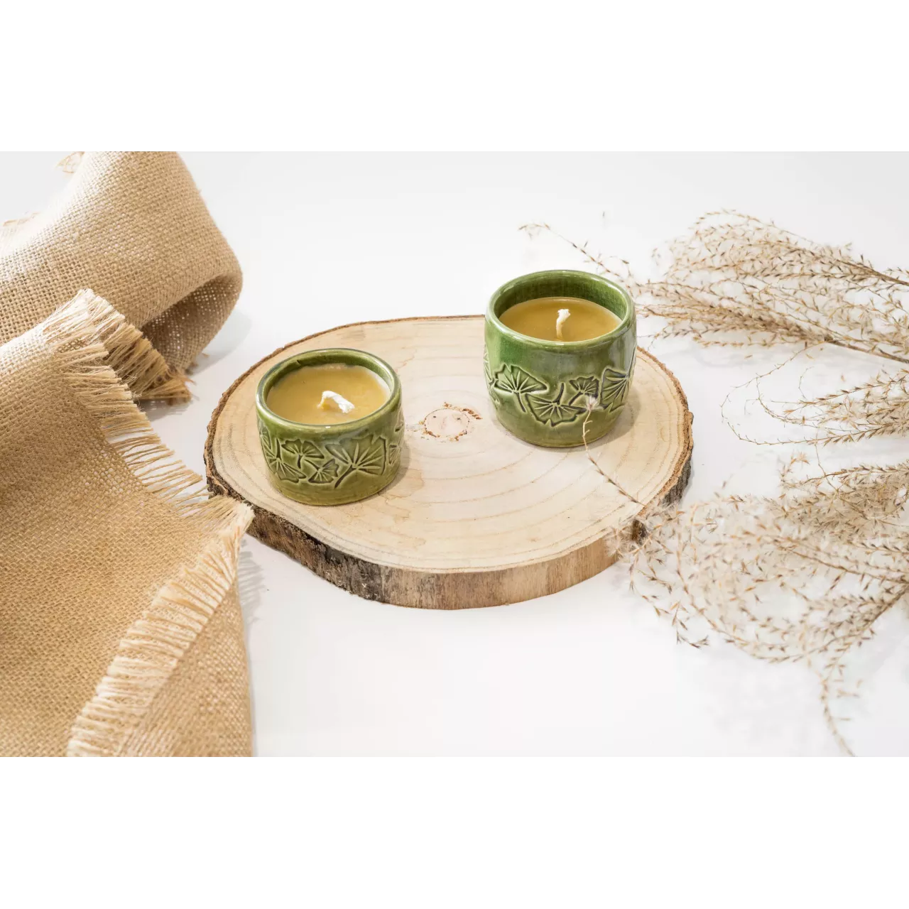 Świeca z wosku pszczelego w ceramice