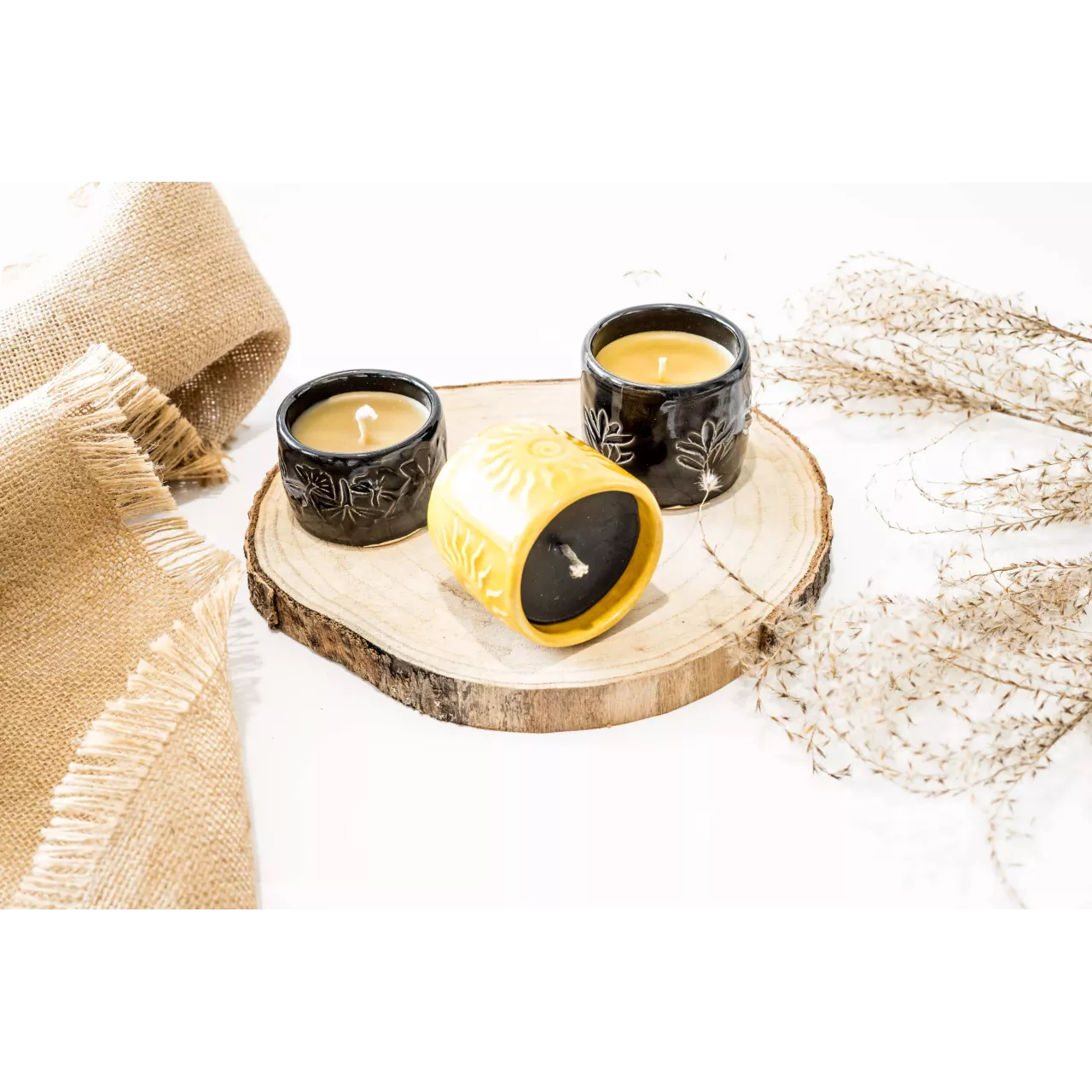 Świeca z wosku pszczelego w ceramice