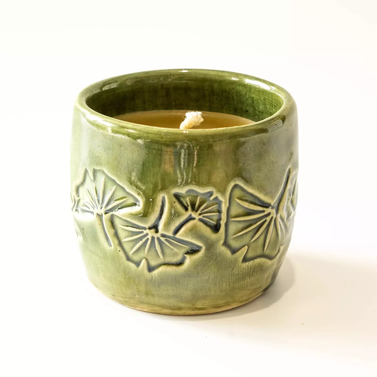 Świeca z wosku pszczelego w ceramice