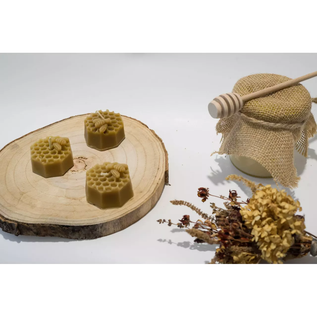 Świeca z wosku pszczelego - motyw plastra miodu promocja