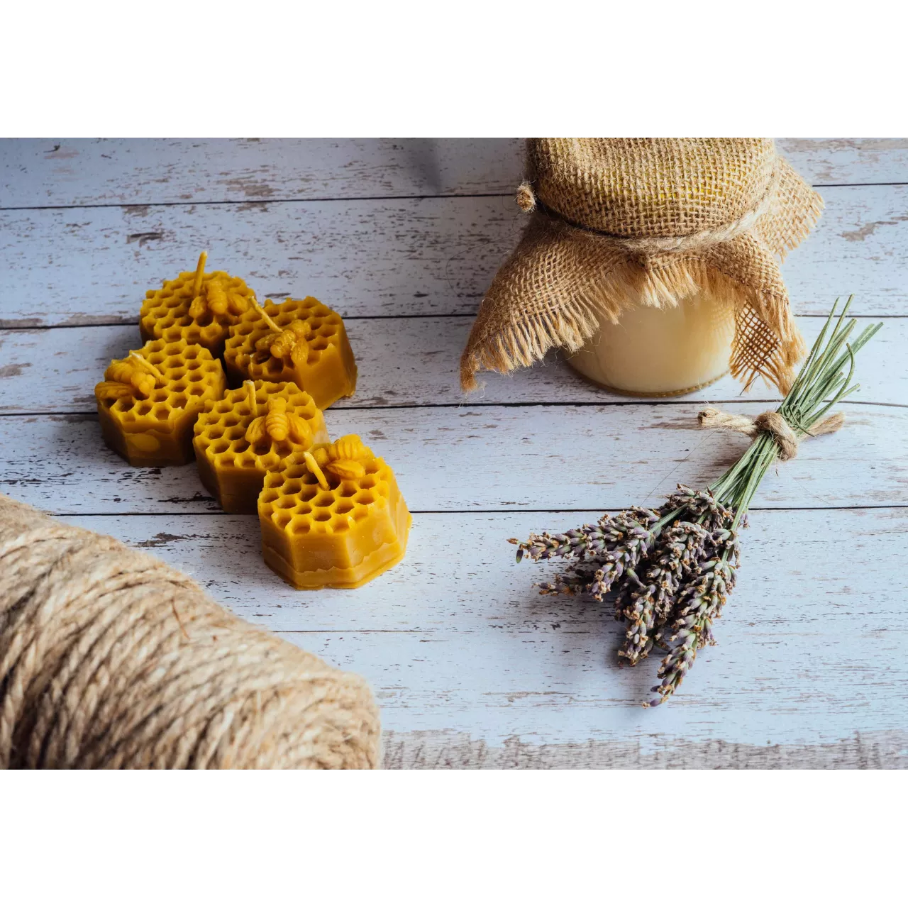 Świeca z wosku pszczelego - motyw plastra miodu promocja