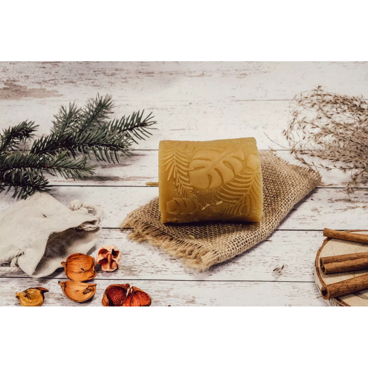 Świeca z wosku pszczelego motyw monstery