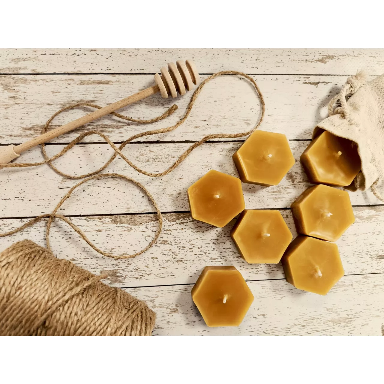 Świeca z wosku pszczelego tealight w kształcie heksagonu