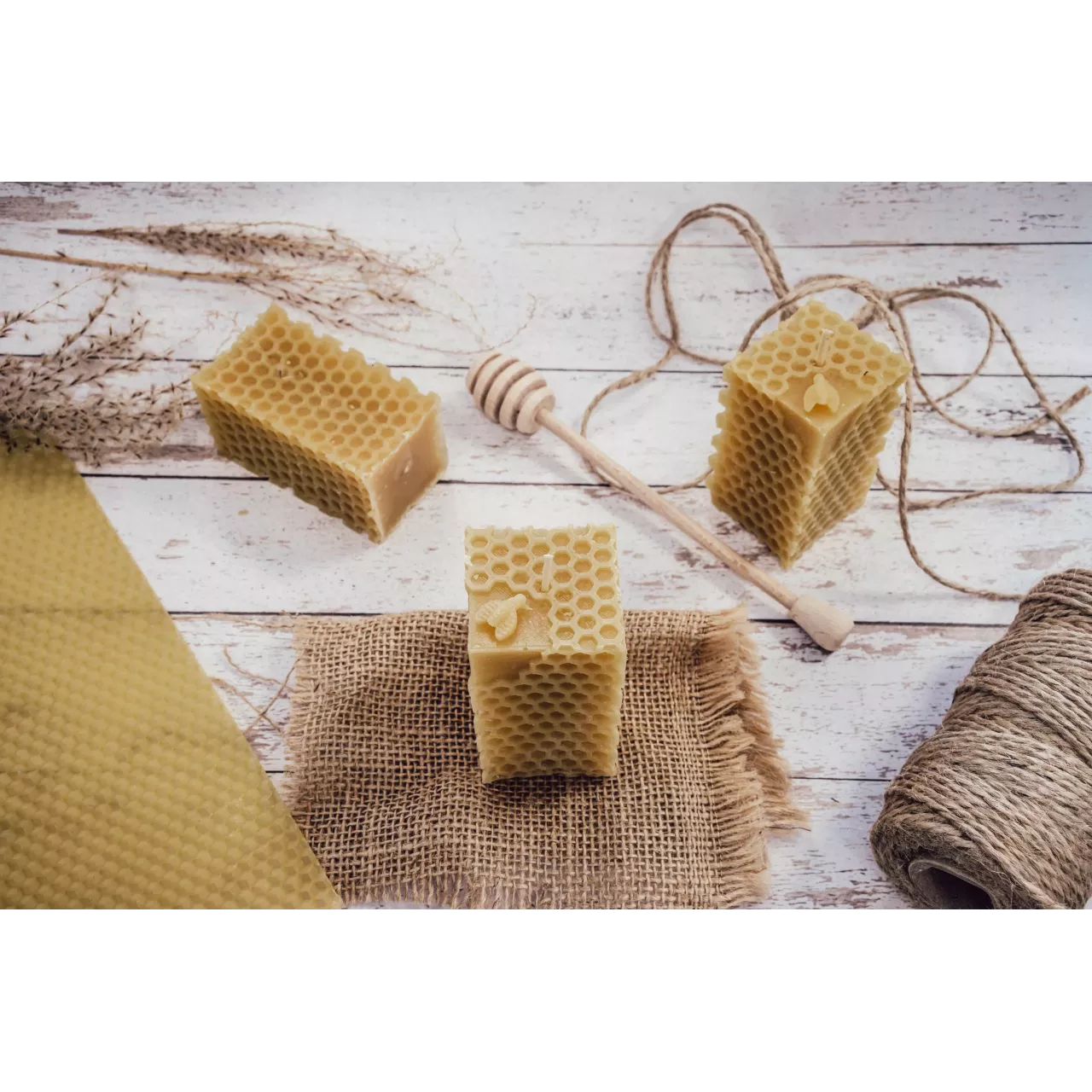 Świeca z naturalnego wosku pszczelego – plaster miodu: promocja