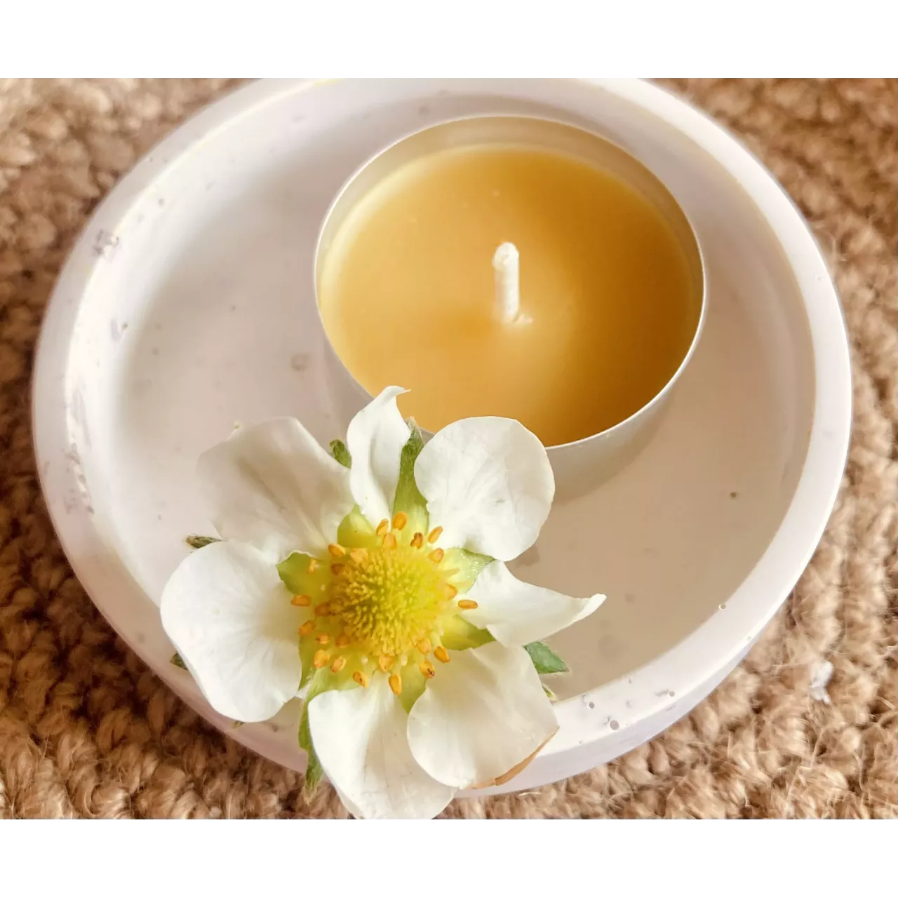 Świeca tealight podgrzewacz z wosku pszczelego w podstawce z odlewu gipsowego