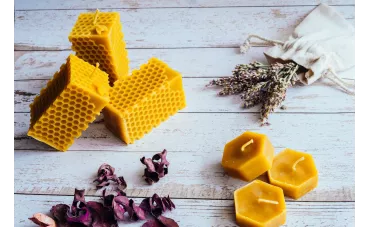 Świece z wosku pszczelego – naturalne ciepło w Twoim otoczeniu