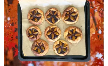 Jesienne drożdżówki z twarogiem i śliwkami – fit, bez cukru, z miodem i powidłami