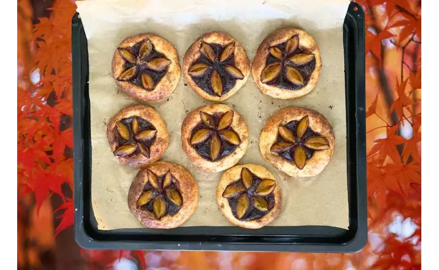 Jesienne drożdżówki z twarogiem i śliwkami – fit, bez cukru, z miodem i powidłami