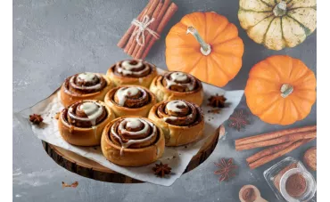  Dyniowe ślimaczki cynamonowe – puszyste, pachnące jesienią bułeczki